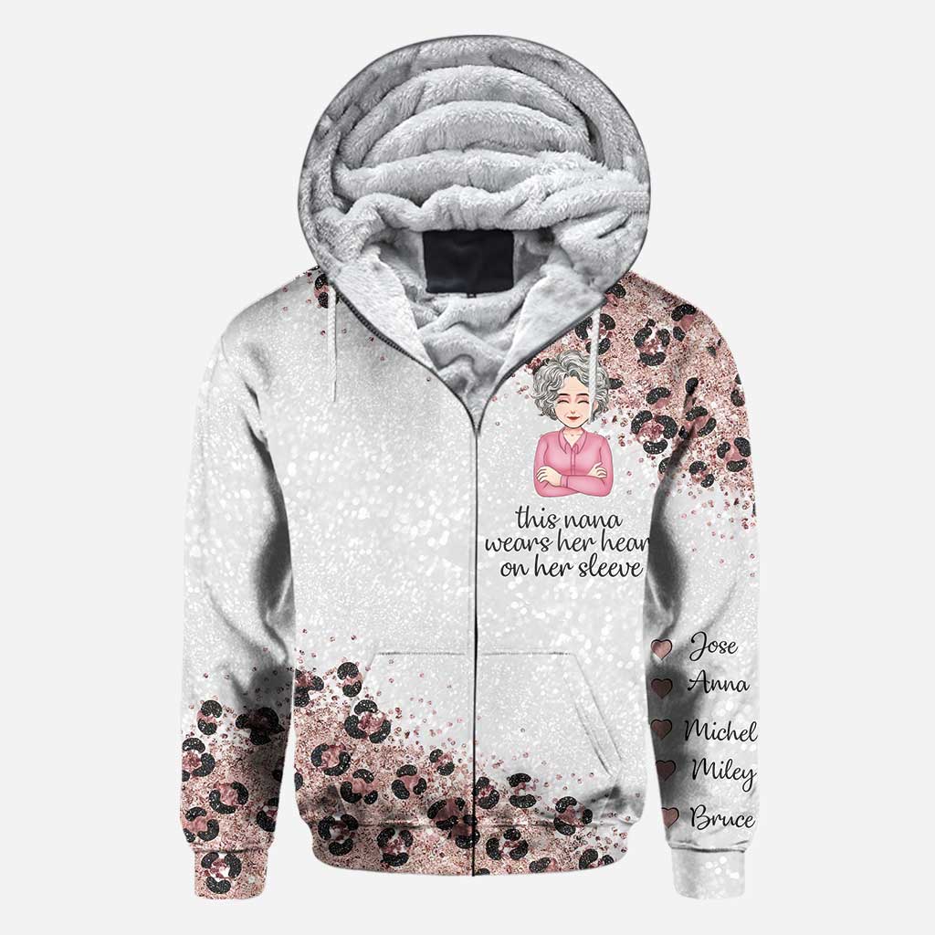 Diese Oma trägt ihr Herz auf der Zunge – personalisiertes Muttertags-T-Shirt und Hoodie mit dem Aufdruck „Oma All Over“.