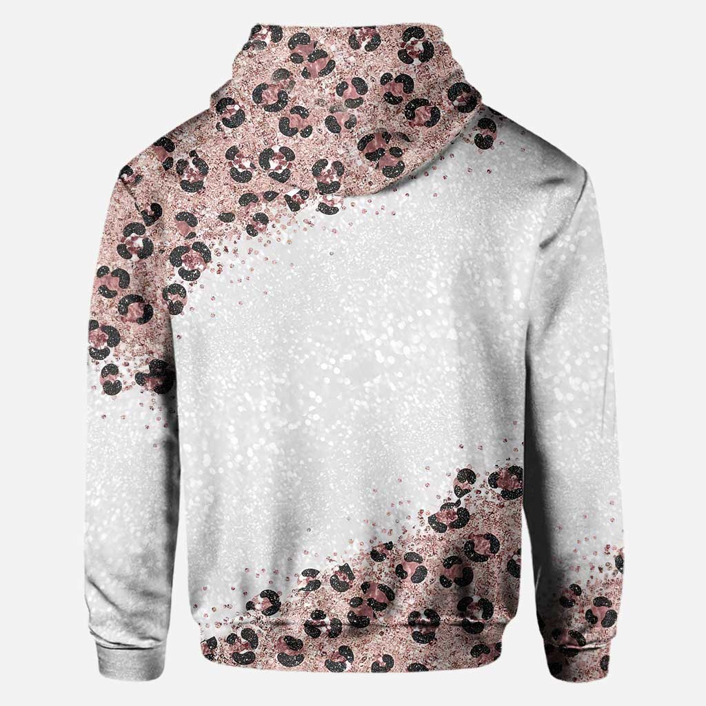 Diese Oma trägt ihr Herz auf der Zunge – personalisiertes Muttertags-T-Shirt und Hoodie mit dem Aufdruck „Oma All Over“.