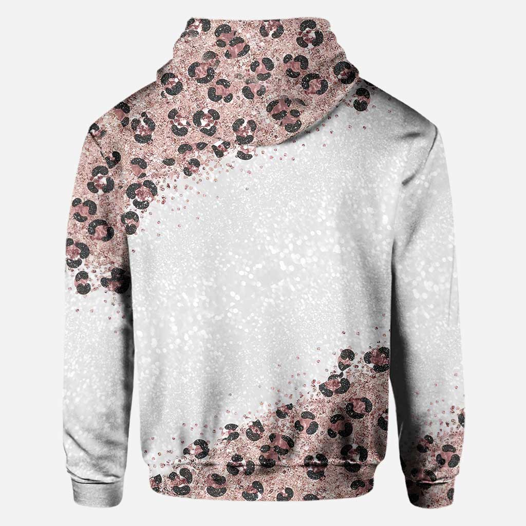 Diese Oma trägt ihr Herz auf der Zunge – personalisiertes Muttertags-T-Shirt und Hoodie mit dem Aufdruck „Oma All Over“.