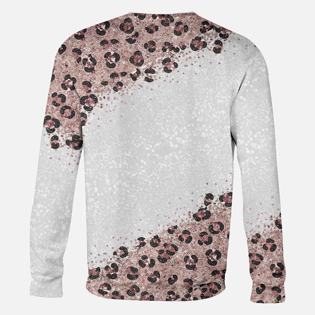 Diese Oma trägt ihr Herz auf der Zunge – personalisiertes Muttertags-T-Shirt und Hoodie mit dem Aufdruck „Oma All Over“.