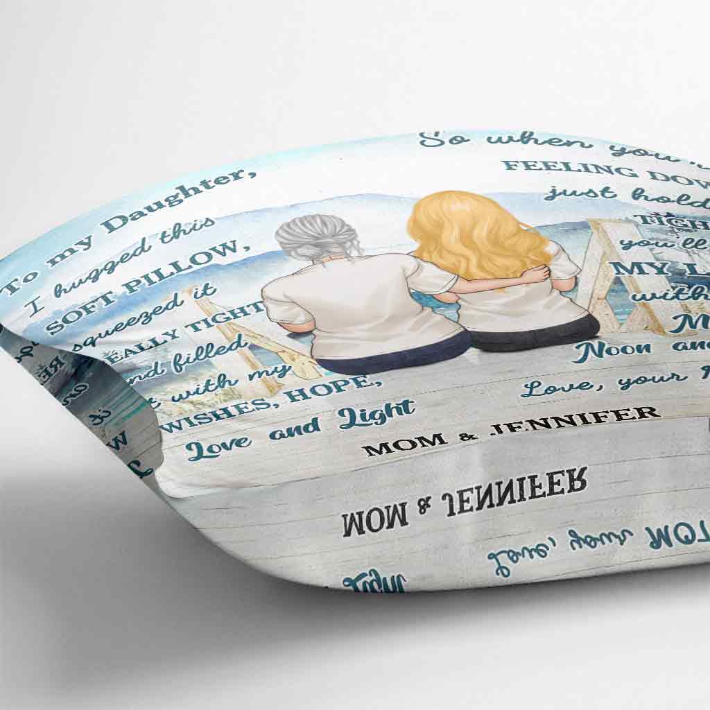 Mutter und Tochter umarmten dieses weiche Kissen – personalisiertes Muttertags-Dekokissen