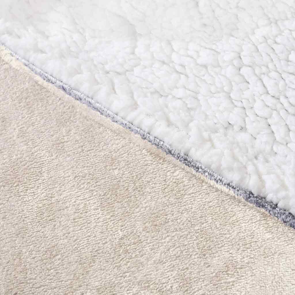 Dieser Artikel gehört Oma – Personalisierte Oma-Decke mit Kapuze zum Muttertag