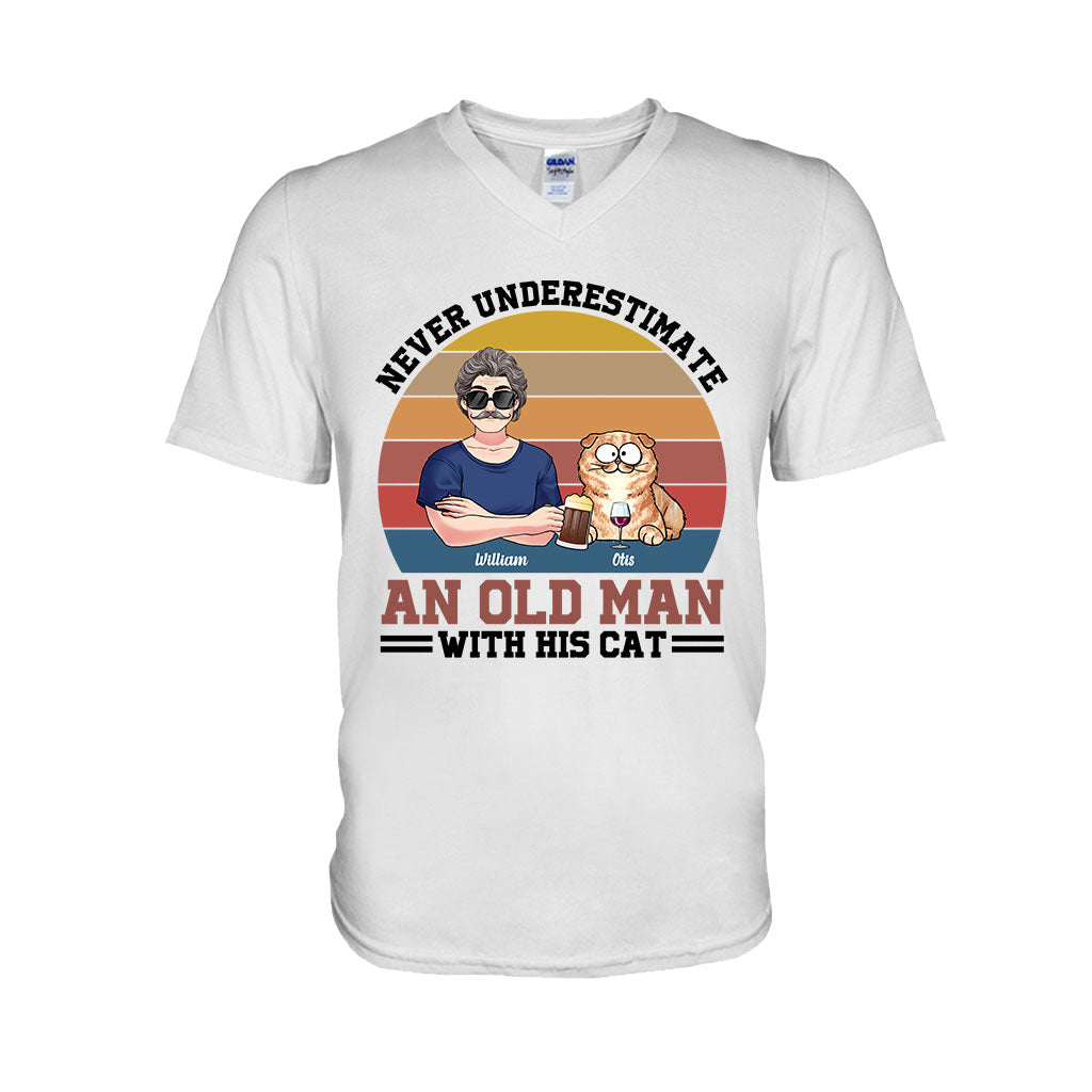 Unterschätze niemals einen alten Mann mit seinen Katzen – personalisiertes Katzen-T-Shirt & Hoodie