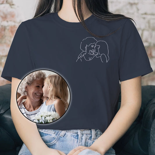 Individuelle Linienzeichnung – Personalisiertes, besticktes T-Shirt für Oma