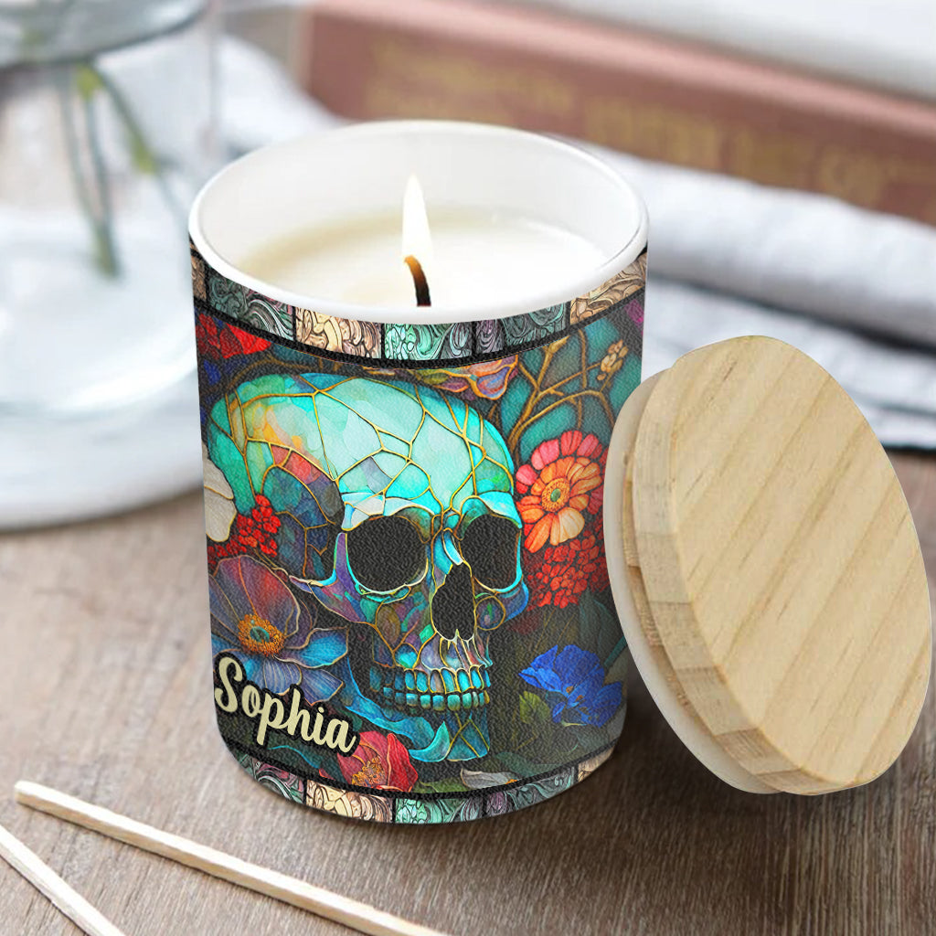 Blumenschädel – Personalisierte Totenkopfkerze mit Holzdeckel