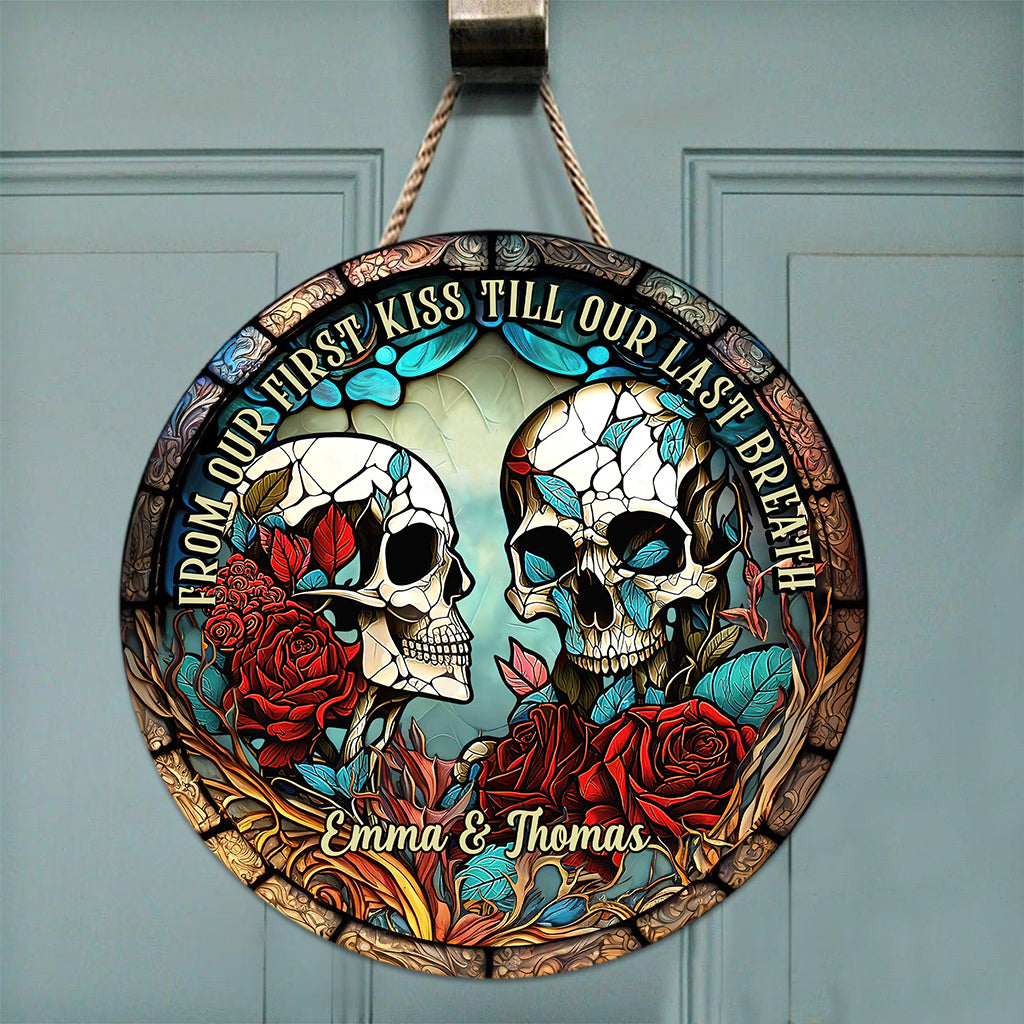 Vom ersten Kuss an – Totenkopf-Geschenk für Freundin, Ehemann, Freund, Ehefrau – Personalisiertes rundes Holzschild