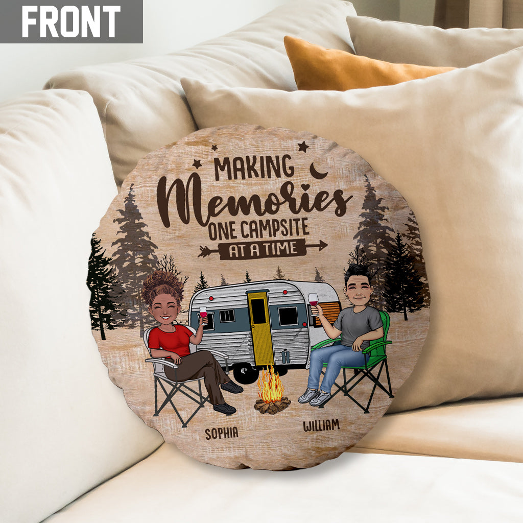 Glücklicher Camper – Campinggeschenk für Ehemann, Ehefrau, Freund, Partner – Personalisiertes Kissen in Form eines Kissens