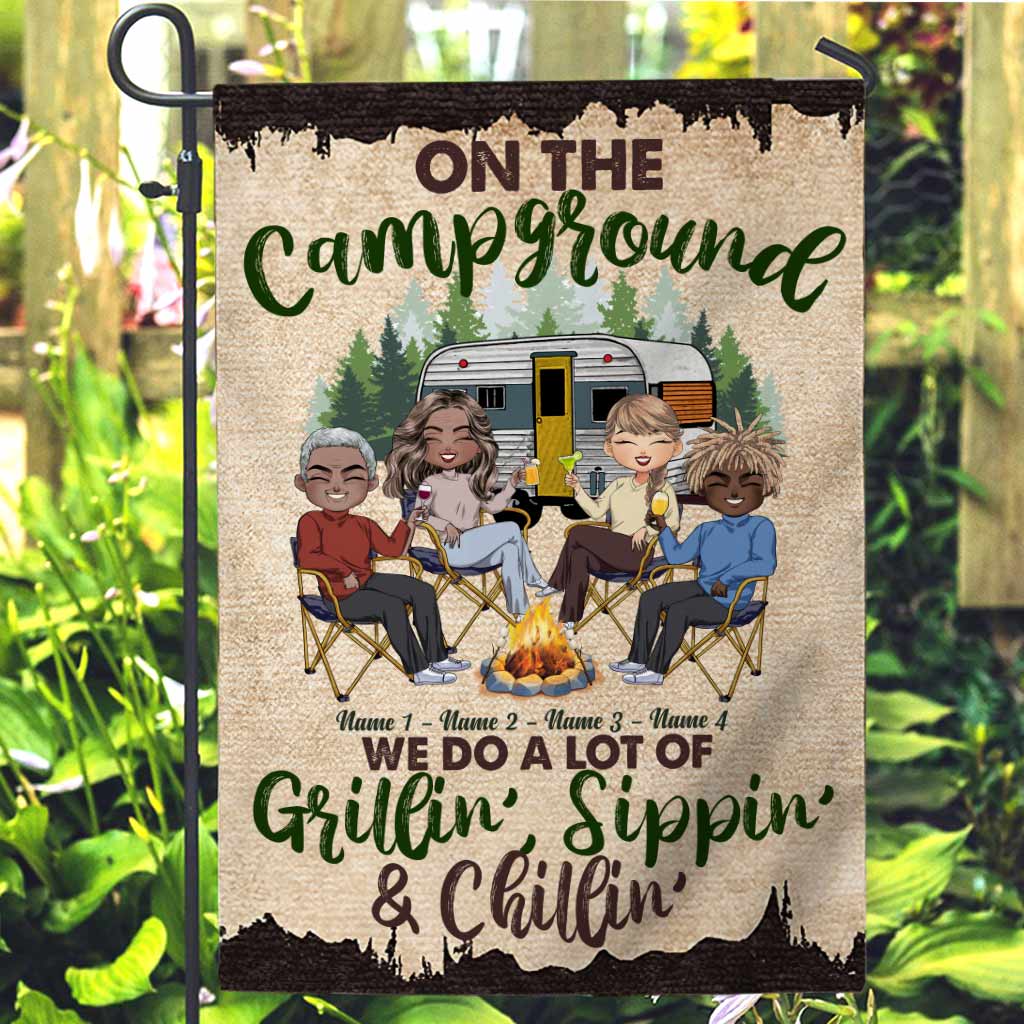 Wir grillen, trinken und entspannen viel – personalisierte Camping-Gartenflagge
