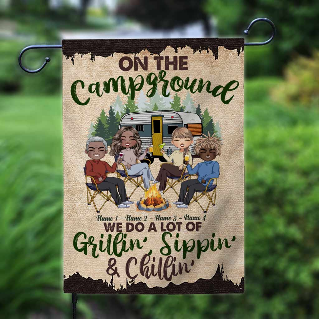 Wir grillen, trinken und entspannen viel – personalisierte Camping-Gartenflagge