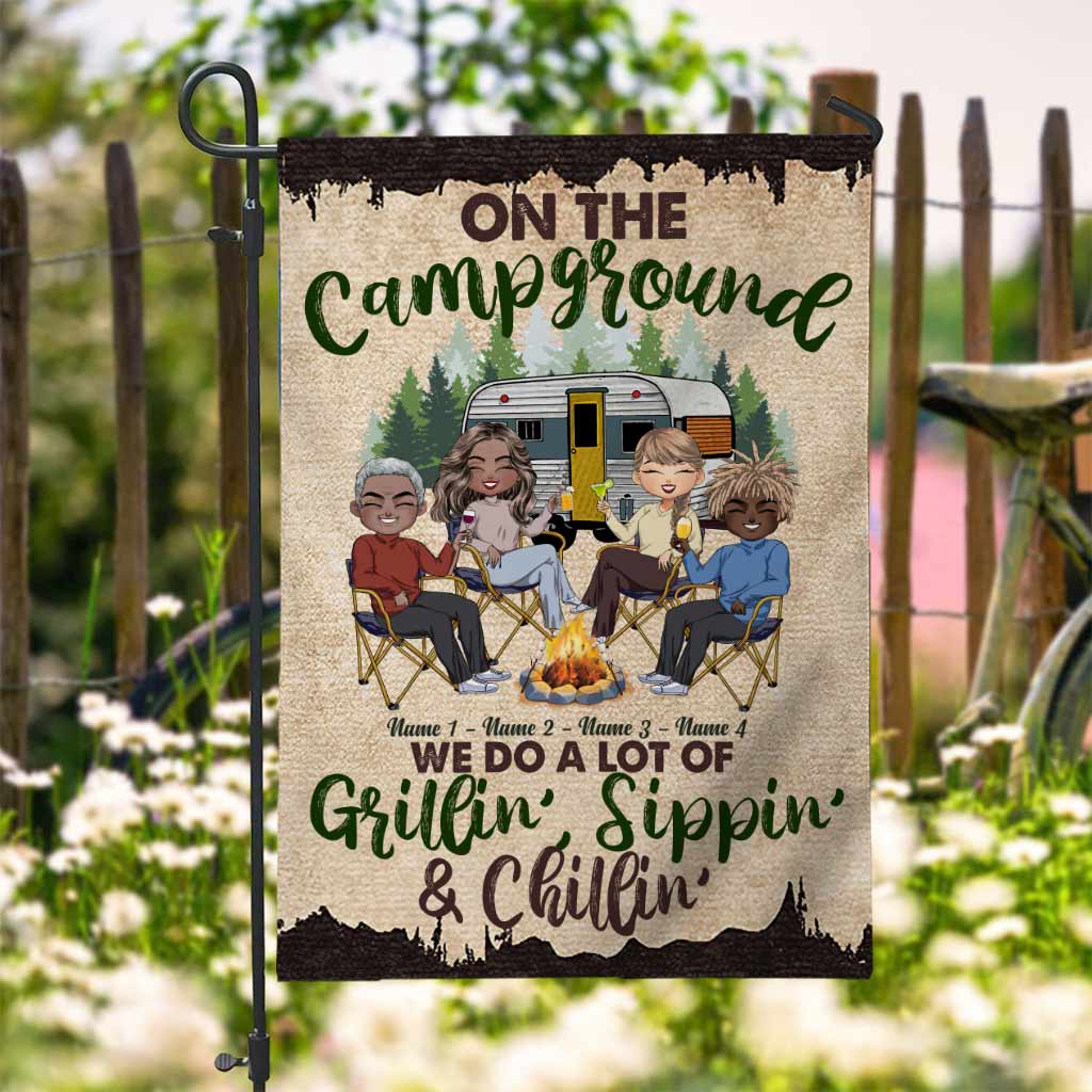 Wir grillen, trinken und entspannen viel – personalisierte Camping-Gartenflagge