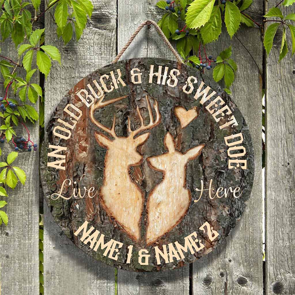 Ein alter Hirsch und seine süße Hirschkuh – personalisiertes rundes Holzschild für die Jagd