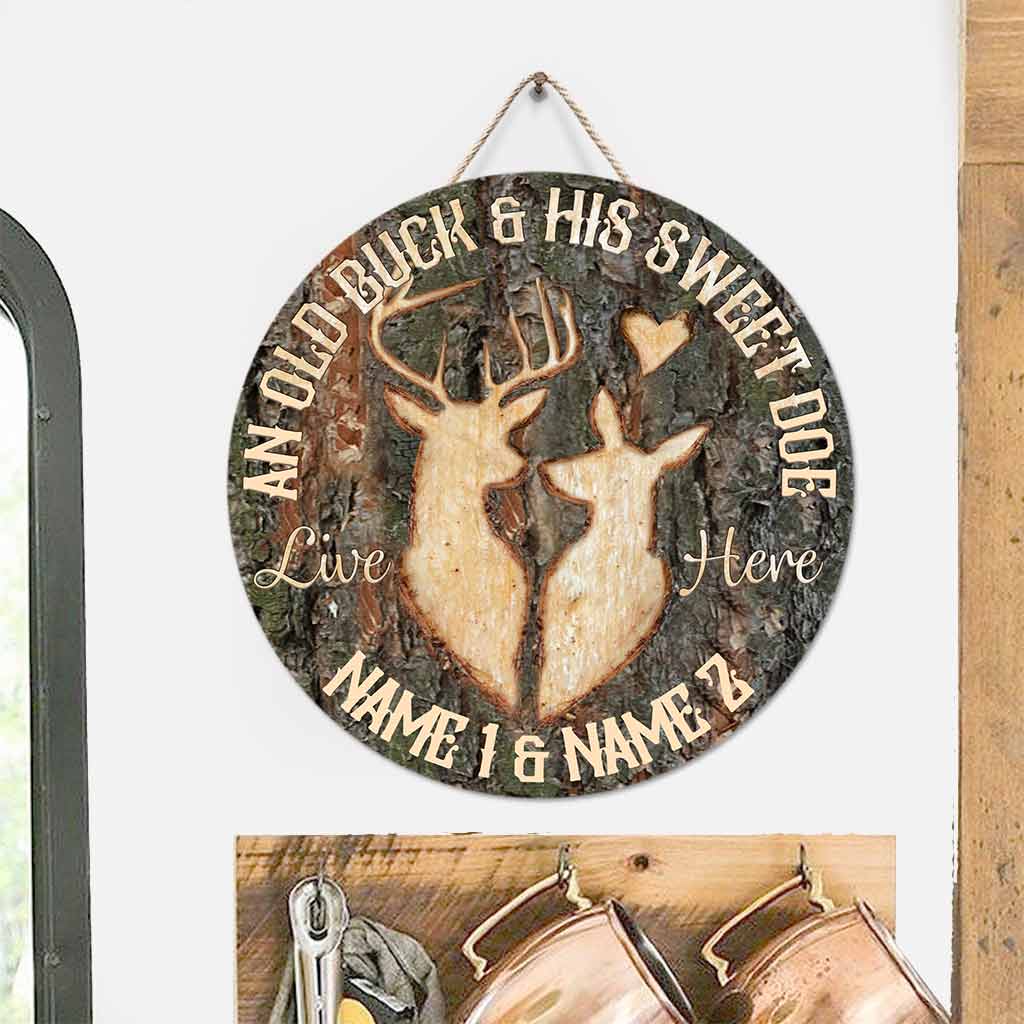 Ein alter Hirsch und seine süße Hirschkuh – personalisiertes rundes Holzschild für die Jagd