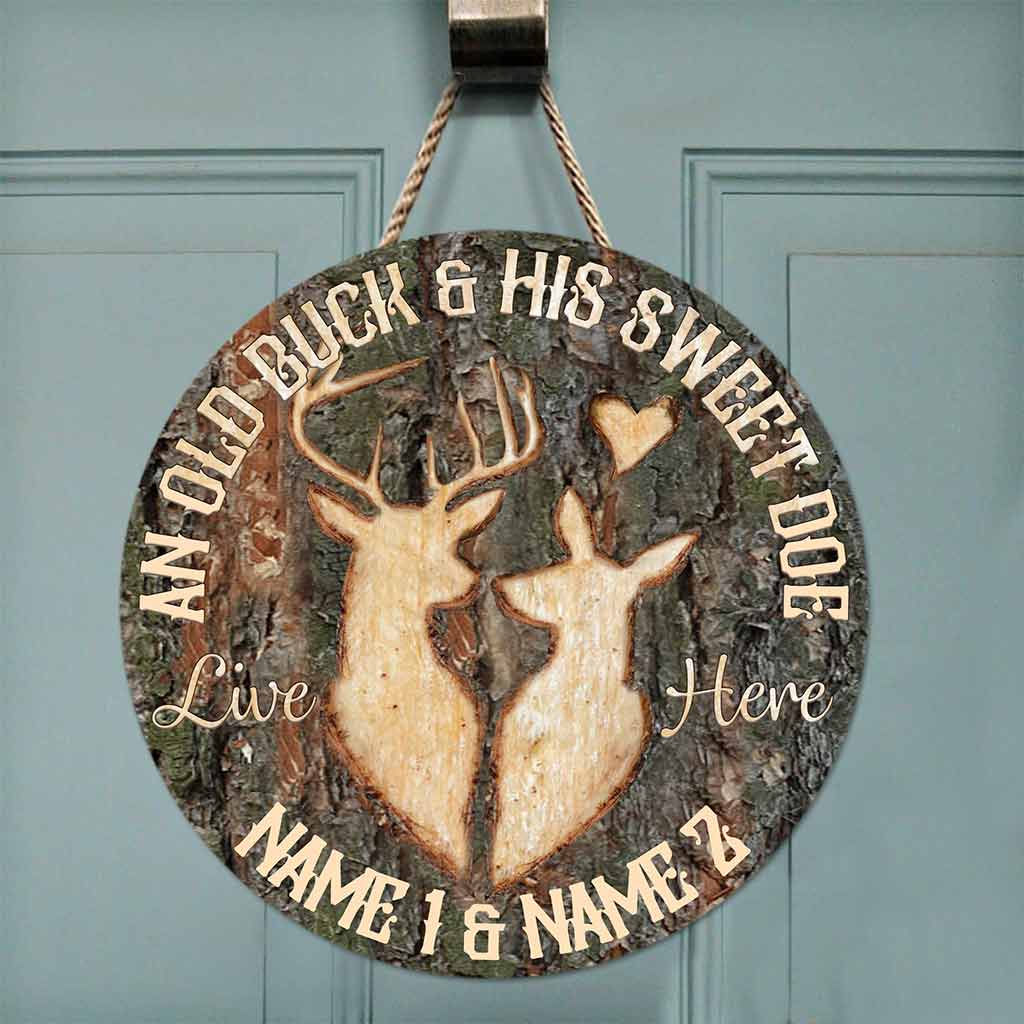Ein alter Hirsch und seine süße Hirschkuh – personalisiertes rundes Holzschild für die Jagd