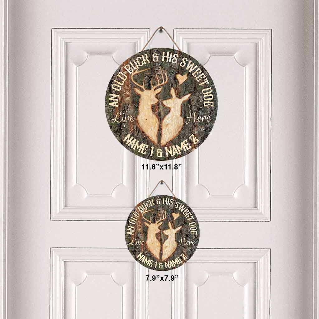 Ein alter Hirsch und seine süße Hirschkuh – personalisiertes rundes Holzschild für die Jagd