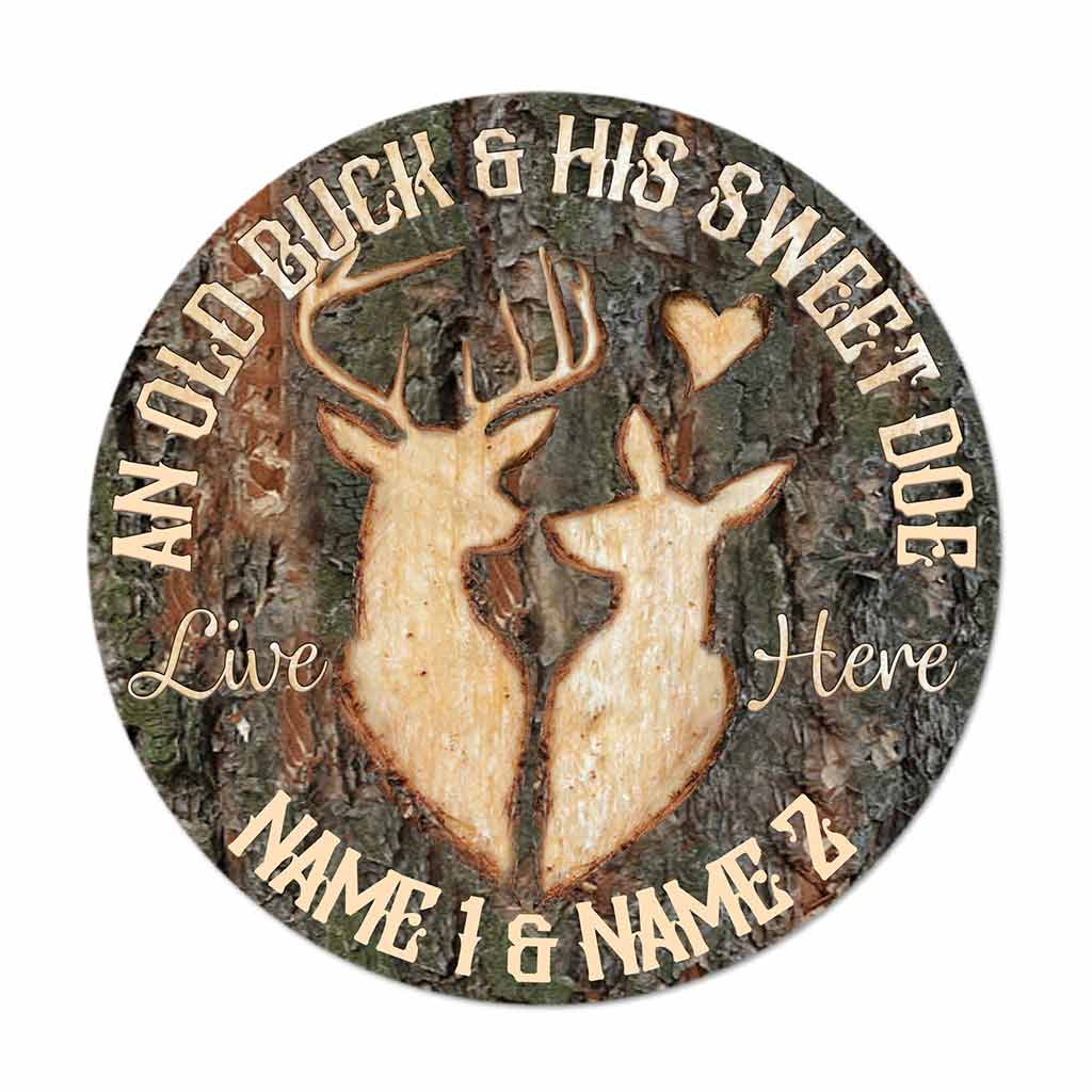 Ein alter Hirsch und seine süße Hirschkuh – personalisiertes rundes Holzschild für die Jagd