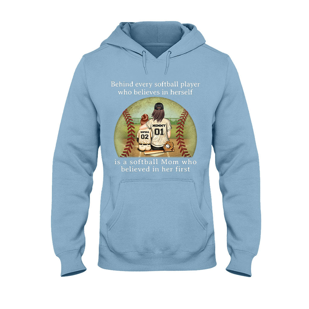 Softball Mom Believe – Personalisiertes Softball-T-Shirt & Hoodie