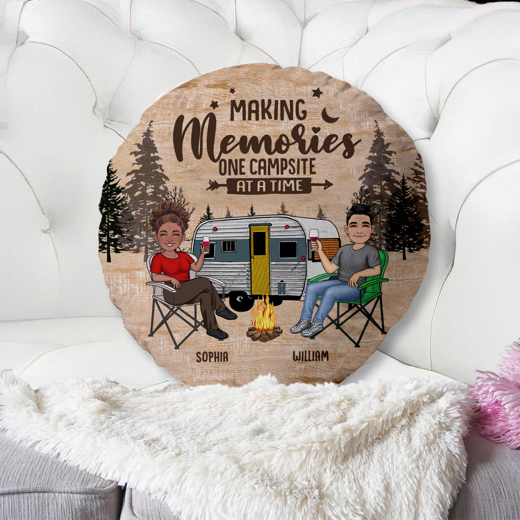 Glücklicher Camper – Campinggeschenk für Ehemann, Ehefrau, Freund, Partner – Personalisiertes Kissen in Form eines Kissens