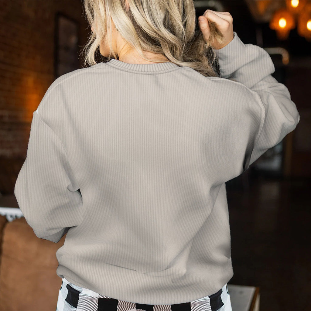Eiskaffee mit kleinem Geist – personalisierter Halloween-Pullover