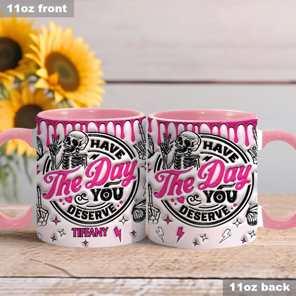 Genieße den Tag, den du verdienst – personalisierte Tasse mit Totenkopf-Akzent