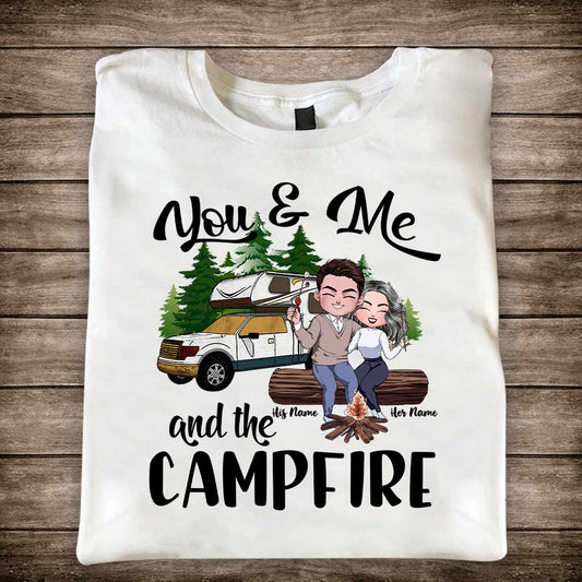 Du und ich und das Lagerfeuer – Personalisiertes Camping-T-Shirt und Hoodie
