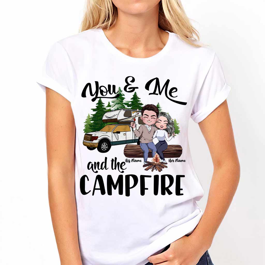 Du und ich und das Lagerfeuer – Personalisiertes Camping-T-Shirt und Hoodie