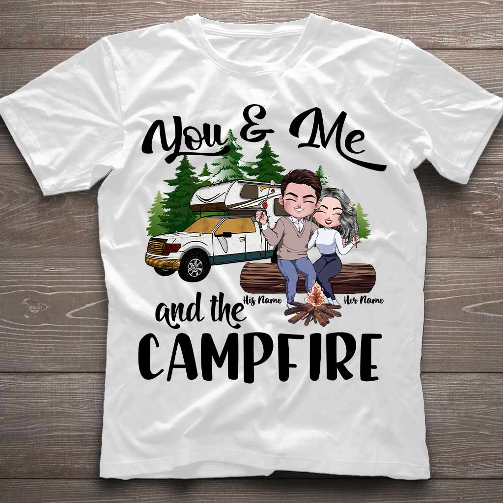 Du und ich und das Lagerfeuer – Personalisiertes Camping-T-Shirt und Hoodie