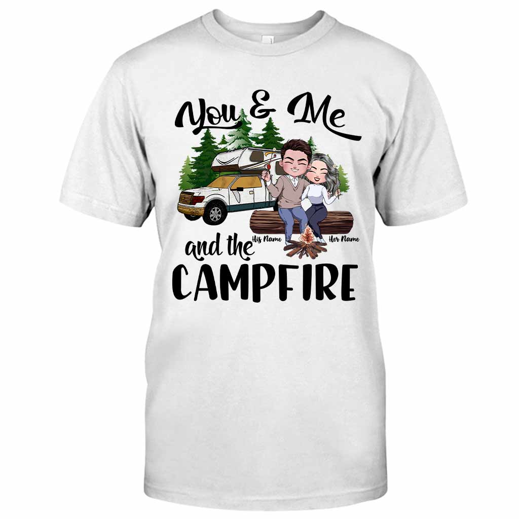 Du und ich und das Lagerfeuer – Personalisiertes Camping-T-Shirt und Hoodie