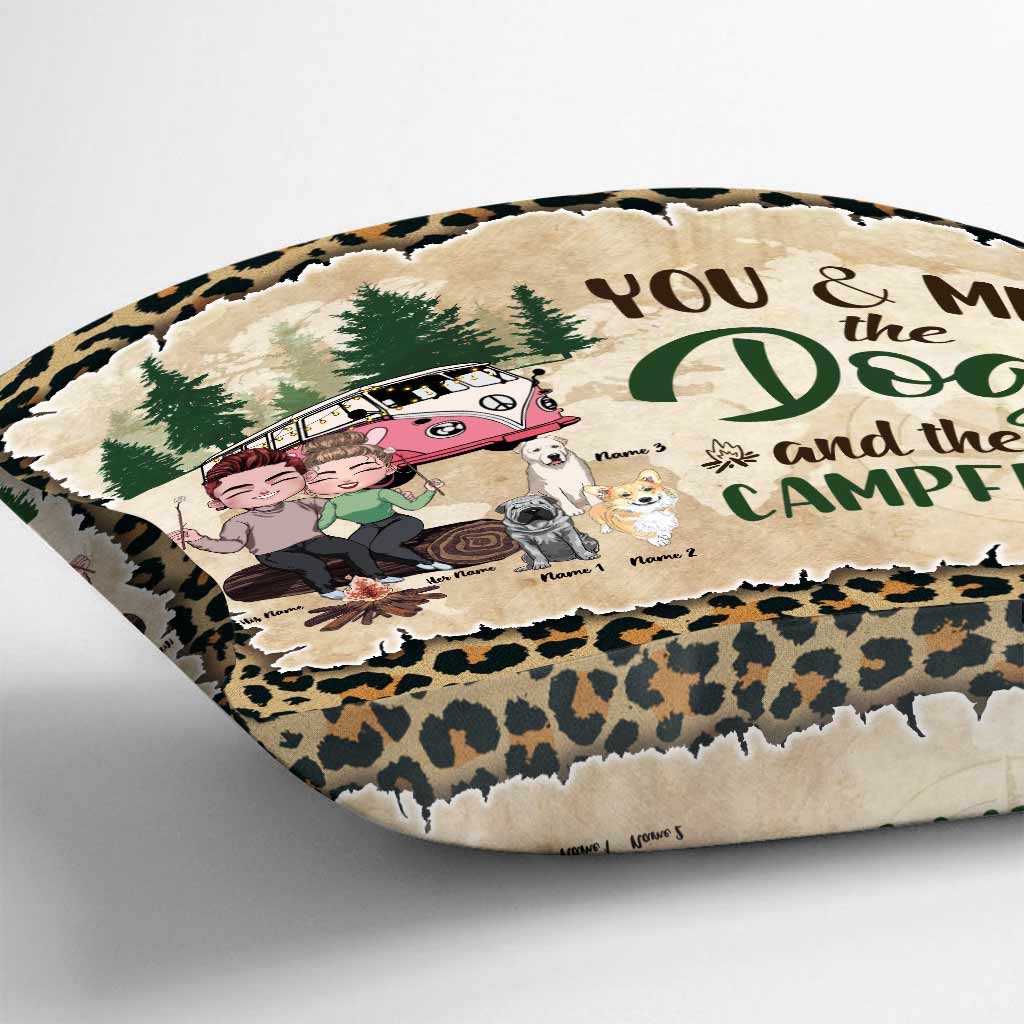 Du und ich und die Hunde und das Lagerfeuer – personalisiertes Camping-Dekokissen
