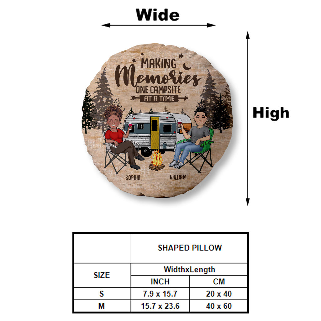 Glücklicher Camper – Campinggeschenk für Ehemann, Ehefrau, Freund, Partner – Personalisiertes Kissen in Form eines Kissens
