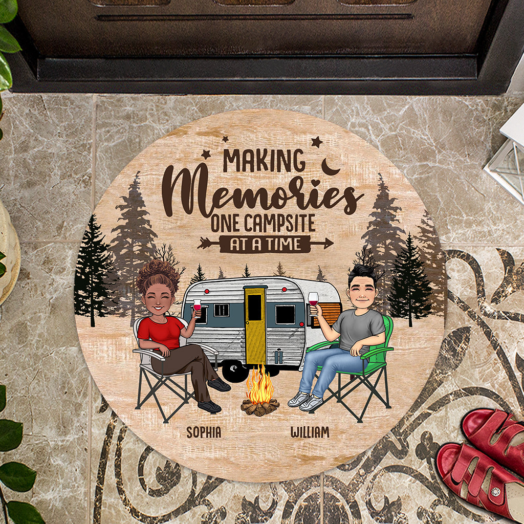 Fröhlicher Camper – Campinggeschenk für Ehemann, Ehefrau, Freund/Freundin – Personalisierte Fußmatte in Form eines Campingzeltes