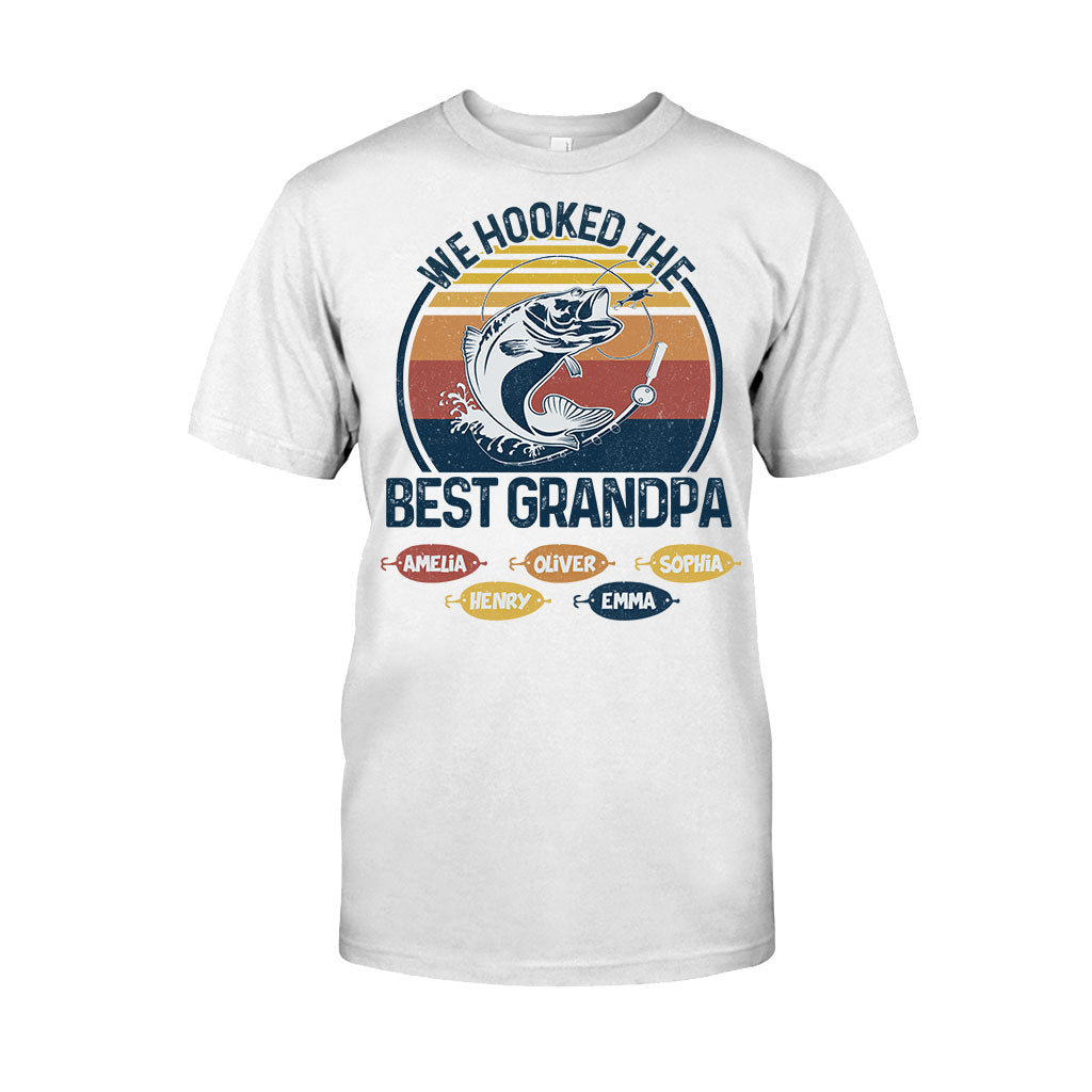 Wir haben den besten Angel-Papa und Opa am Haken! – Angelgeschenk für Papa und Opa – Personalisiertes T-Shirt und Hoodie