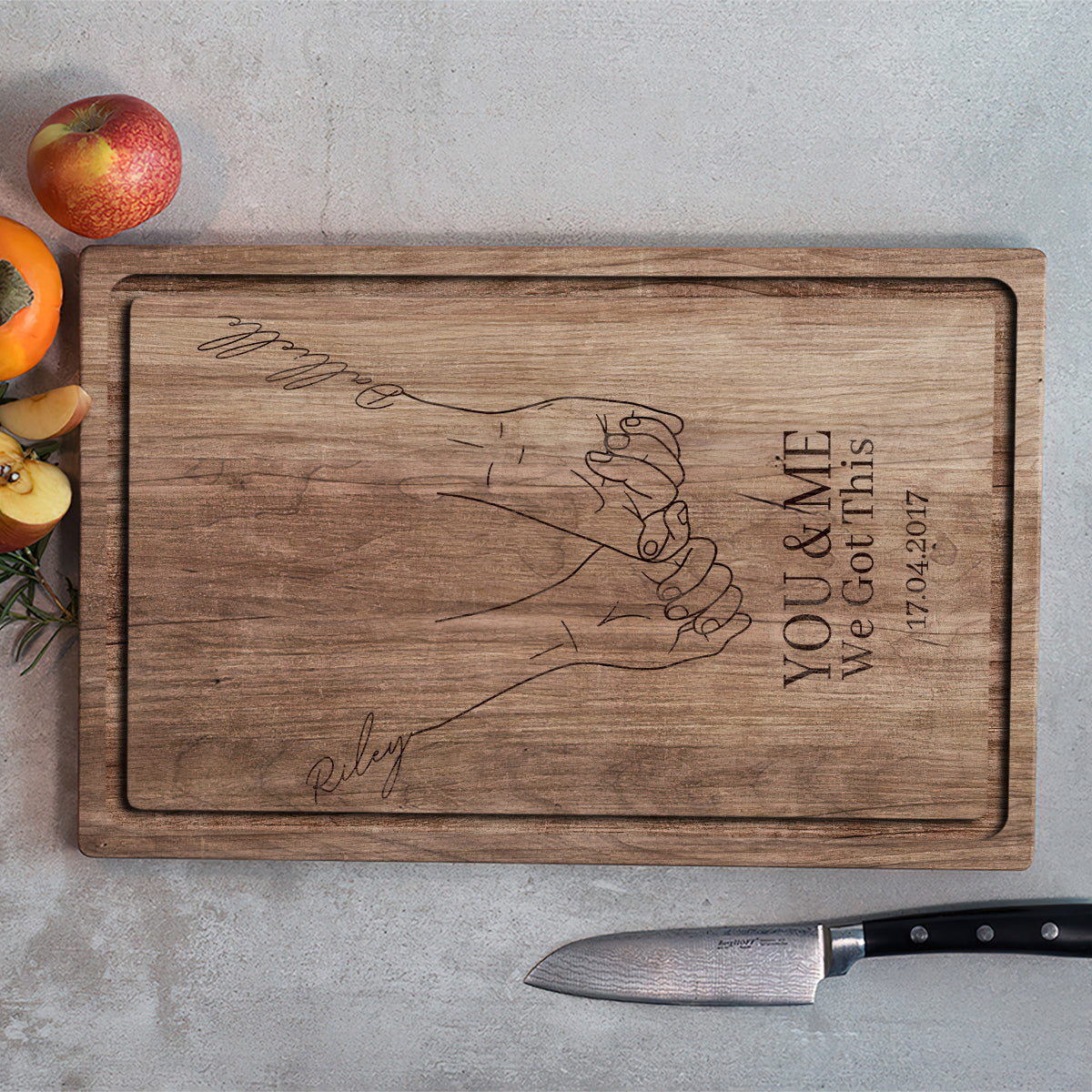 „Du und ich, wir schaffen das“ – personalisiertes Schneidebrett für Paare
