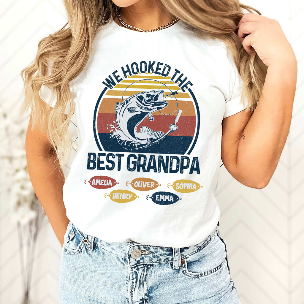 Wir haben den besten Angel-Papa und Opa am Haken! – Angelgeschenk für Papa und Opa – Personalisiertes T-Shirt und Hoodie