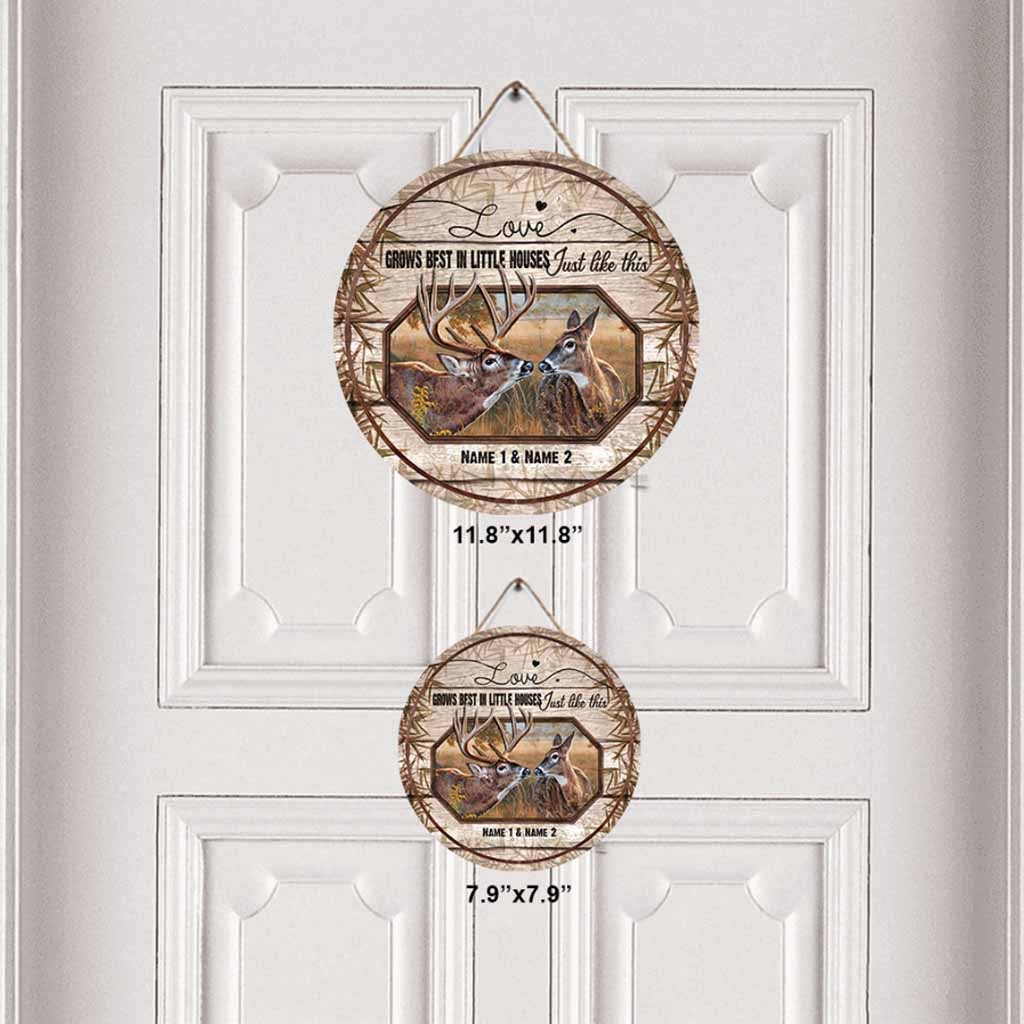 Liebe wächst am besten - Personalisiertes rundes Holzschild „Paar auf der Jagd“
