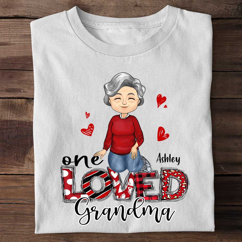 Eine geliebte Oma – Personalisiertes Valentinstags-T-Shirt und Hoodie für Oma