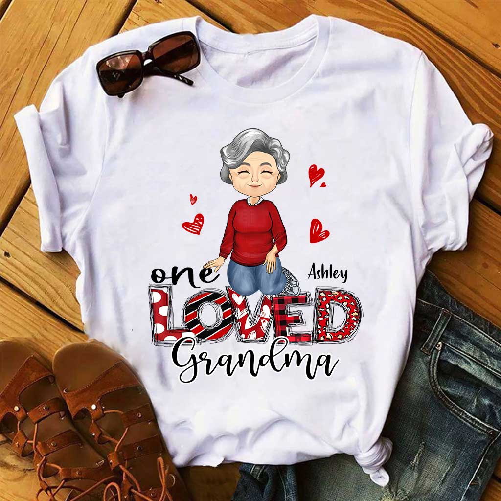 Eine geliebte Oma – Personalisiertes Valentinstags-T-Shirt und Hoodie für Oma