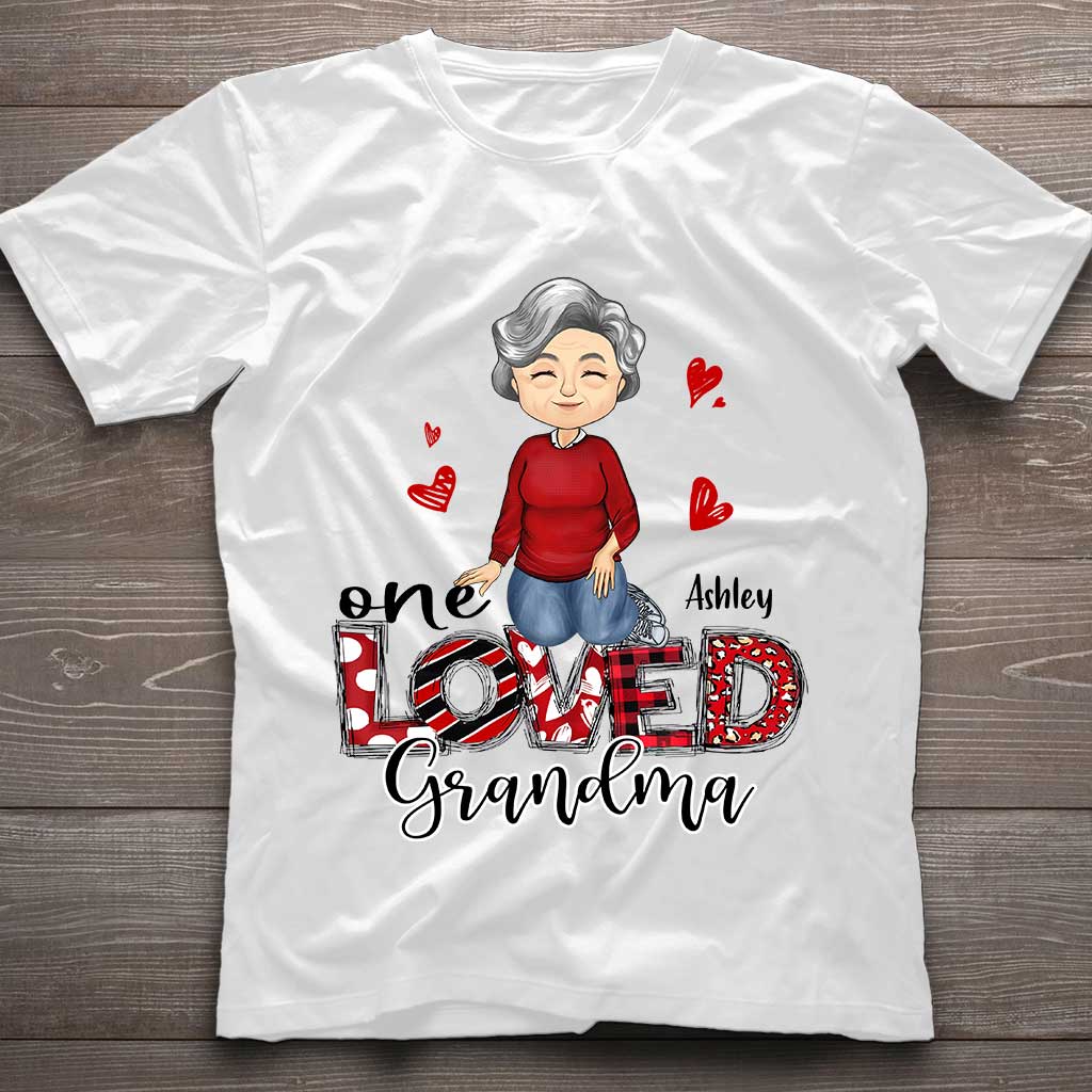Eine geliebte Oma – Personalisiertes Valentinstags-T-Shirt und Hoodie für Oma