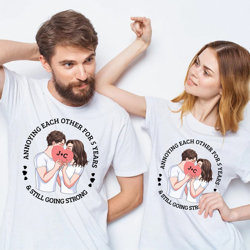 Sie ärgern sich seit Jahren und sind immer noch glücklich zusammen – personalisiertes Pärchen-T-Shirt und Hoodie