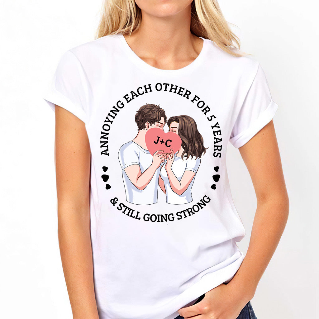 Sie ärgern sich seit Jahren und sind immer noch glücklich zusammen – personalisiertes Pärchen-T-Shirt und Hoodie