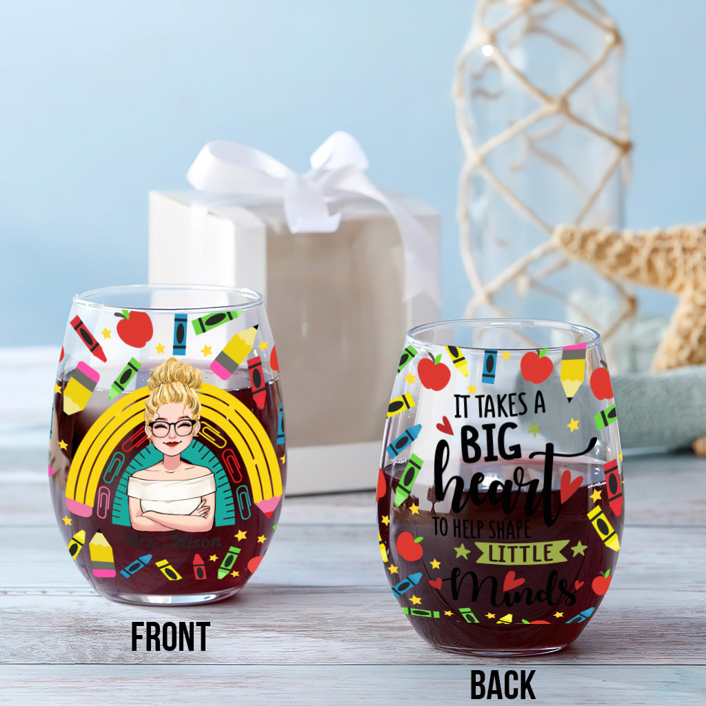Es braucht ein großes Herz – personalisiertes Weinglas mit Lehrermotiv