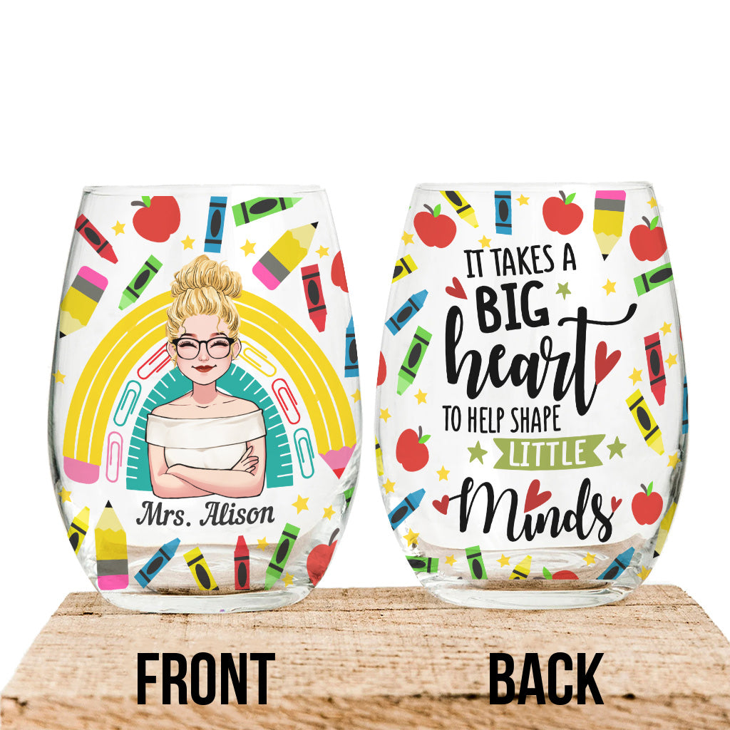 Es braucht ein großes Herz – personalisiertes Weinglas mit Lehrermotiv