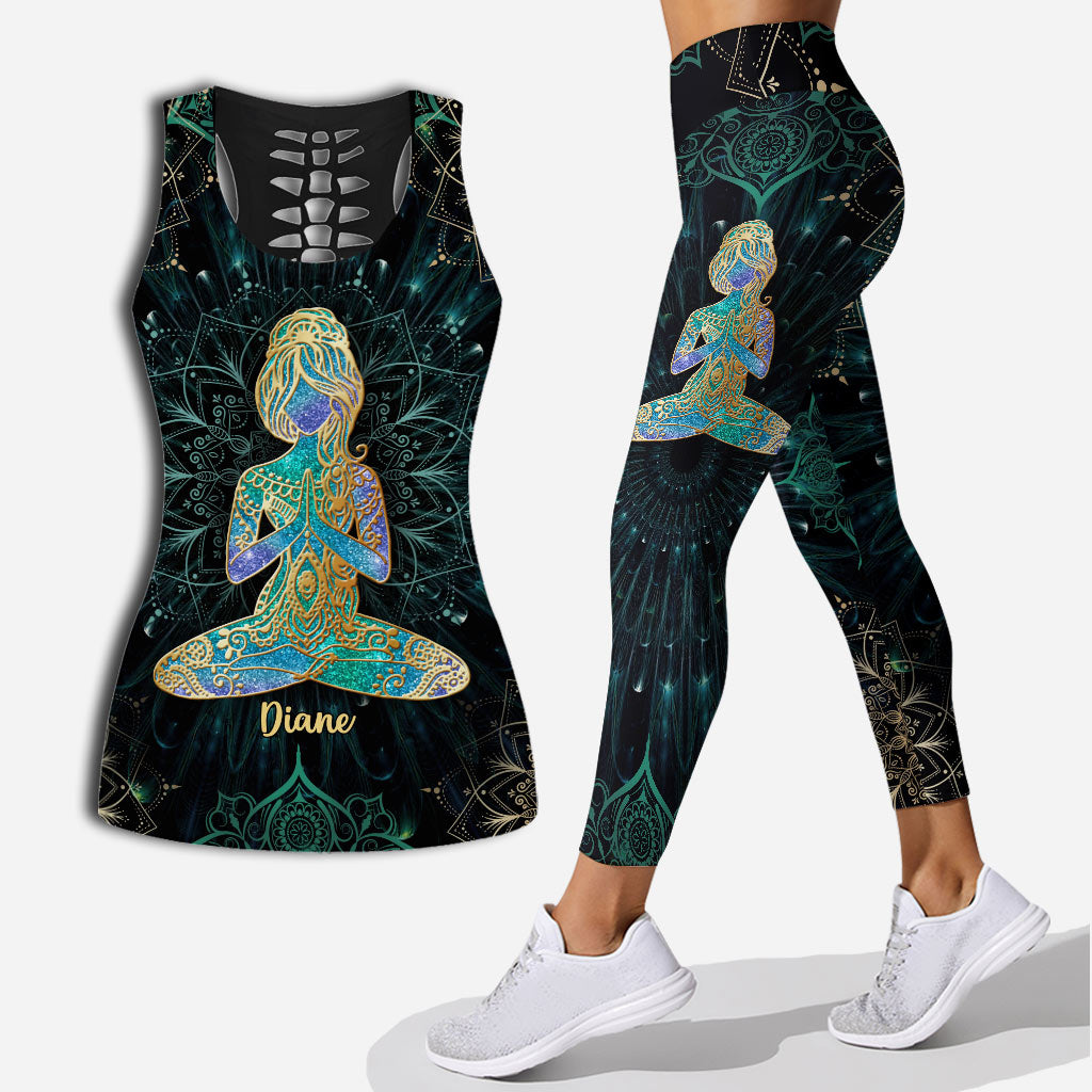 Namaste Green – Personalisiertes Yoga Hollow Tanktop und Leggings