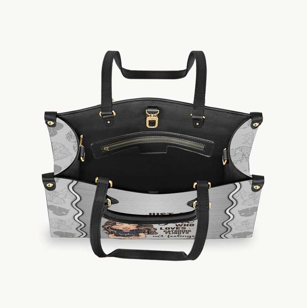 Just A Girl – Personalisierte Reise-Handtasche und Gepäckhülle aus Leder