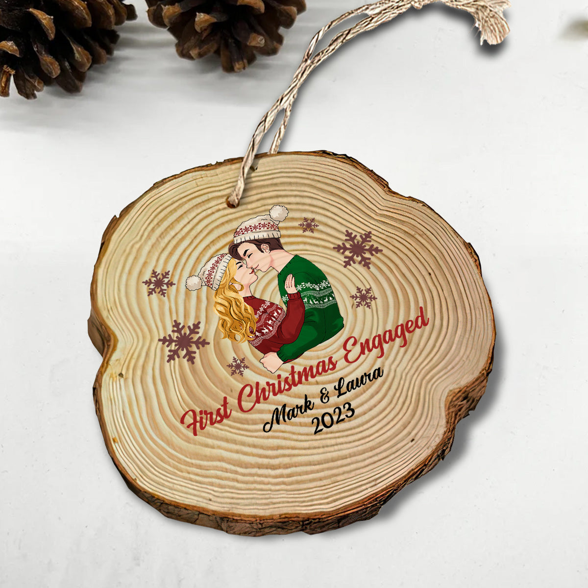 Erstes Weihnachtsfest zur Verlobung – Geschenk für Freund/Freundin – Personalisierter Holzschmuck aus einer Scheibe