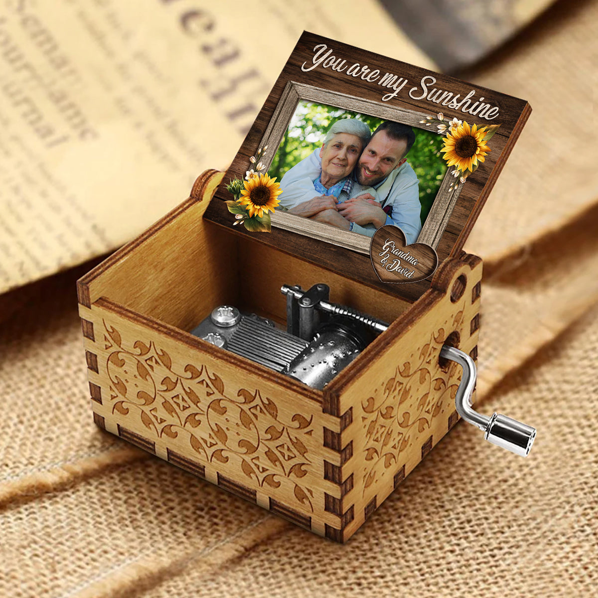 Du bist mein Sonnenschein – Geschenk für Mama, Oma, Opa, Tochter, Sohn, Enkelin, Enkel, Freunde, Schwester, Bruder, Tante, Onkel, Papa – Personalisierte Spieluhr mit Handkurbel