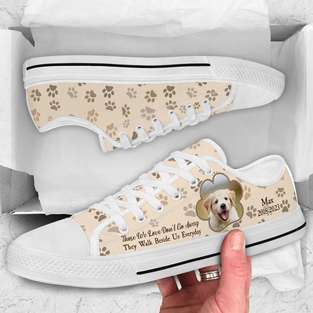 Diejenigen, die wir lieben, gehen nicht weg – personalisierte Hundeschuhe (niedriger Schaft).