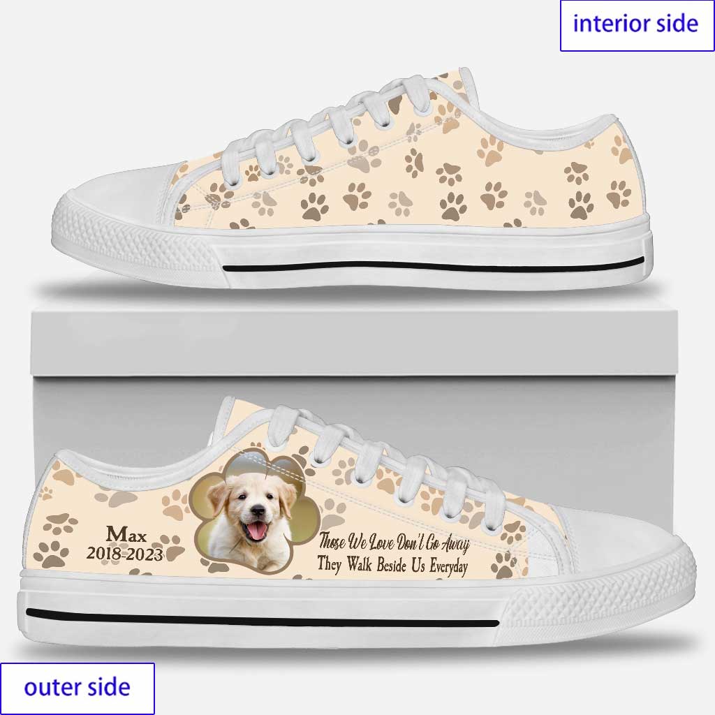 Diejenigen, die wir lieben, gehen nicht weg – personalisierte Hundeschuhe (niedriger Schaft).