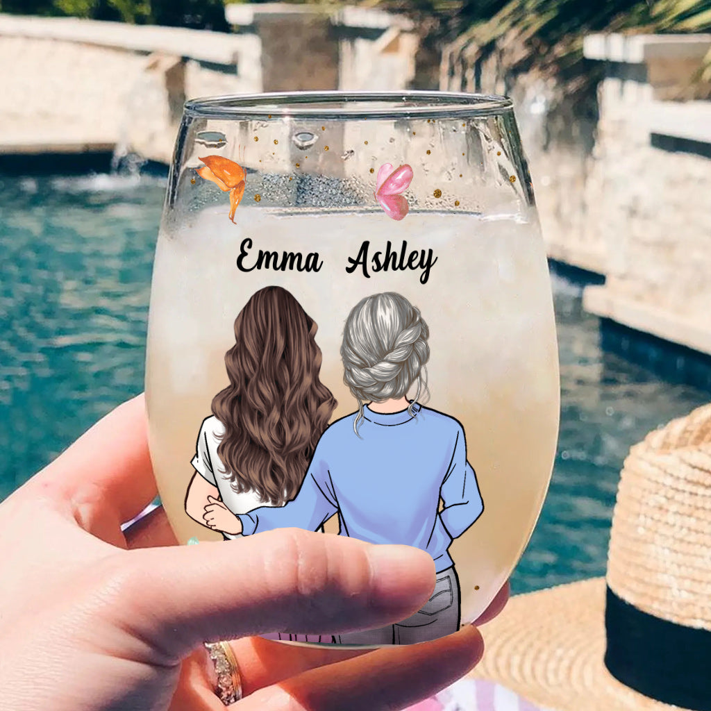 Zuerst meine Mutter – Personalisiertes Weinglas zum Muttertag mit der Aufschrift „Mutter überall“.