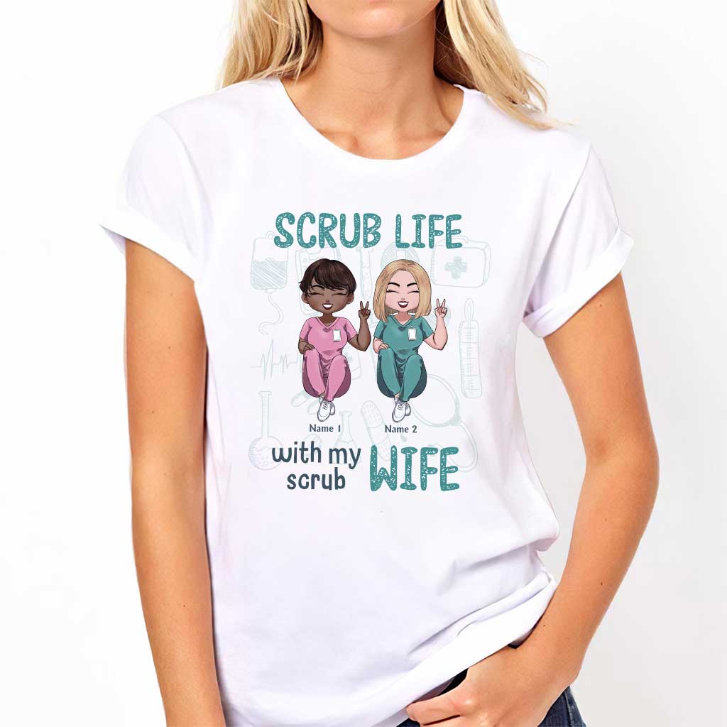 Das Leben mit meiner OP-Frau – personalisiertes T-Shirt und Hoodie für Krankenschwestern