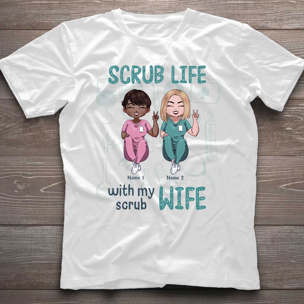Das Leben mit meiner OP-Frau – personalisiertes T-Shirt und Hoodie für Krankenschwestern